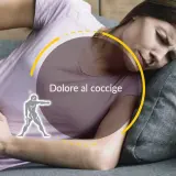 Donna con espressione sofferente, che si tiene la zona lombare. Testo "Dolore al coccige" e figura stilizzata.