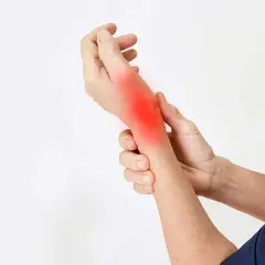 Mano con area rossa sul polso, indicando dolore al polso che si irradia al braccio.