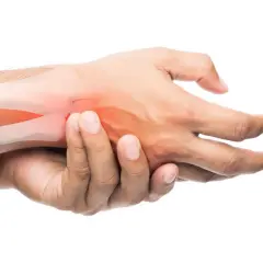 Mano che si tiene il polso, evidenziato in rosso, per indicare dolore al polso senza trauma.