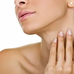 Dita sfiorano il collo, cercando un sollievo per quel fastidioso nervo accavallato, come una piccola pallina che crea disagio.