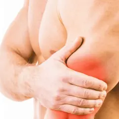 Uomo con mano sul braccio, evidenziata un'area rossa che indica infiammazione tricipite sintomi.