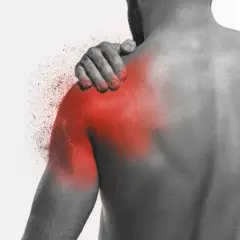 Uomo con mano sulla spalla, evidenziata in rosso, che simboleggia il dolore alla scapola quando respiro. Effetto di frammentazione.