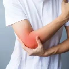 Dolore al gomito con arrossamento, possibile calcificazione.