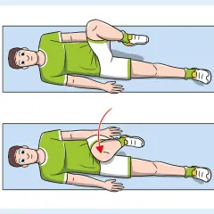 Uomo a terra esegue stretching per alleviare la pubalgia cronica. Gamba piegata porta il ginocchio verso il petto.