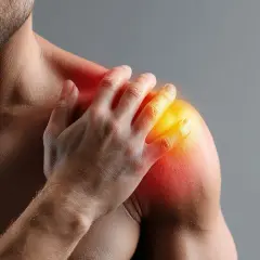 Uomo con mano sulla spalla dolente, evidenziata da rossore e calore. Dopo infiltrazione spalla bisogna stare a riposo per guarire.