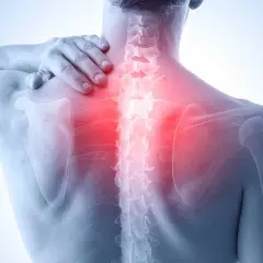 Uomo con mano sulla spalla, evidenziata la colonna vertebrale con un'area rossa che indica un dolore fisso alla schiena.