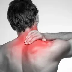 Uomo con mano sul collo, evidenziato in rosso il dolore ai tendini del collo e alle spalle.