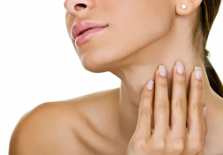 Dita sfiorano il collo, cercando un sollievo per quel fastidioso nervo accavallato, come una piccola pallina che crea disagio.
