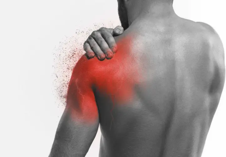 Uomo con mano sulla spalla, evidenziata in rosso, che simboleggia il dolore alla scapola quando respiro. Effetto di frammentazione.