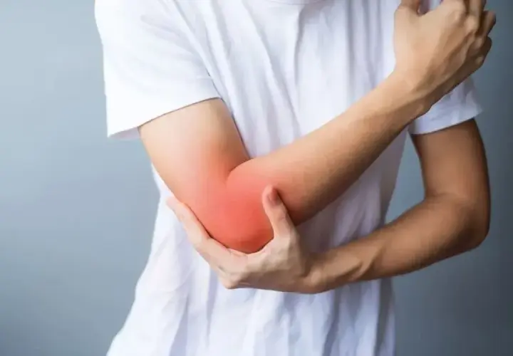 Dolore al gomito con arrossamento, possibile calcificazione.