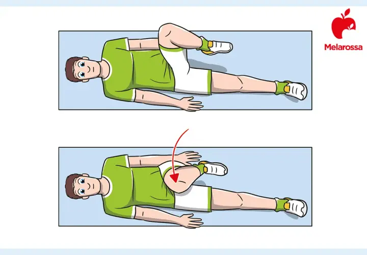 Uomo a terra esegue stretching per alleviare la pubalgia cronica. Gamba piegata porta il ginocchio verso il petto.