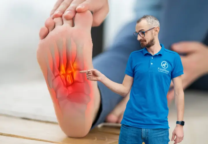Uomo indica dolore al piede, evidenziato con calore. Terapia con onde d'urto per il piede.