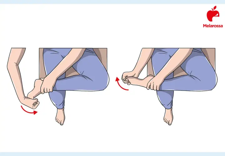 Esercizio per alleviare la fascite plantare: stretching del piede con le mani.