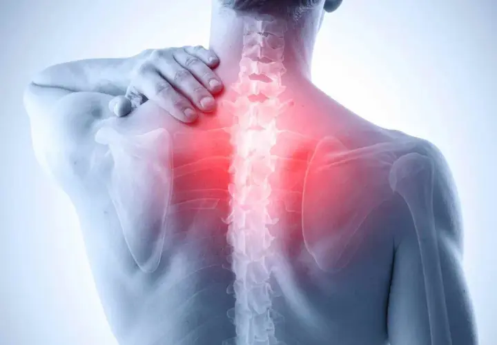 Uomo con mano sulla spalla, evidenziata la colonna vertebrale con un'area rossa che indica un dolore fisso alla schiena.