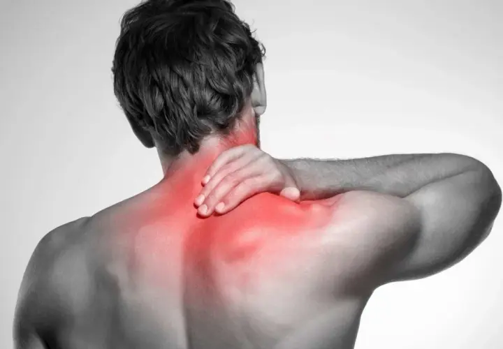 Uomo con mano sul collo, evidenziato in rosso il dolore ai tendini del collo e alle spalle.