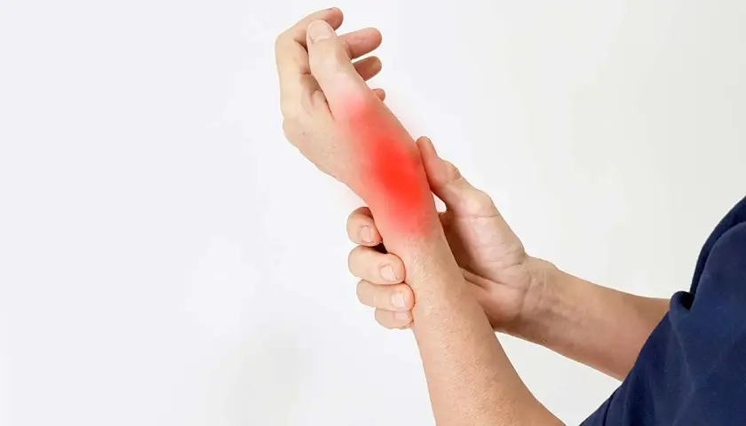 Mano con area rossa sul polso, indicando dolore al polso che si irradia al braccio.