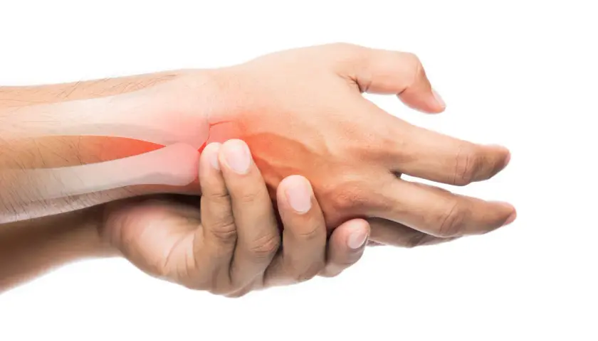 Mano che si tiene il polso, evidenziato in rosso, per indicare dolore al polso senza trauma.