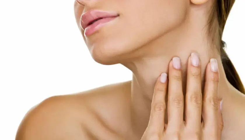 Dita sfiorano il collo, cercando un sollievo per quel fastidioso nervo accavallato, come una piccola pallina che crea disagio.
