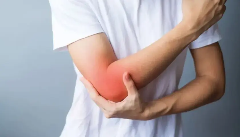 Dolore al gomito con arrossamento, possibile calcificazione.