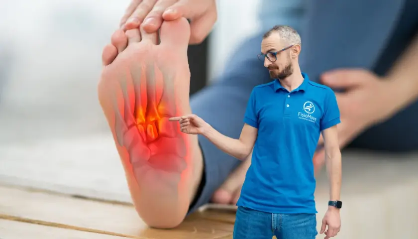 Uomo indica dolore al piede, evidenziato con calore. Terapia con onde d'urto per il piede.