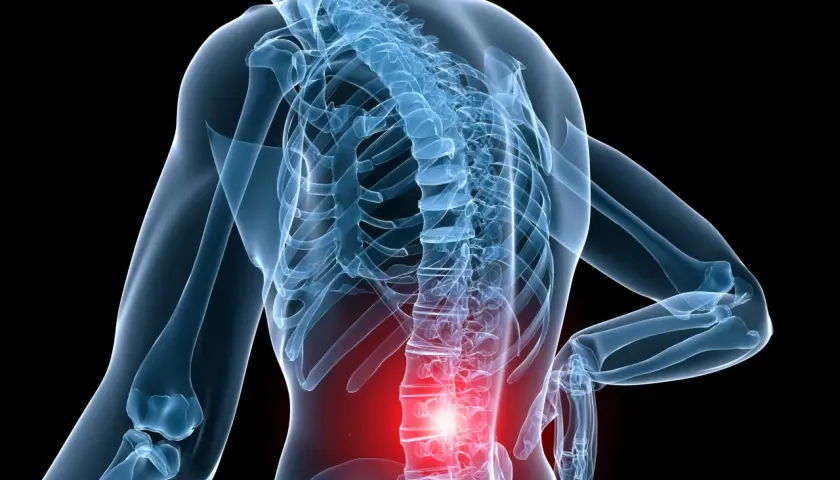 Rappresentazione scheletrica di un uomo con evidenziato il dolore lombare quando si piega in avanti.