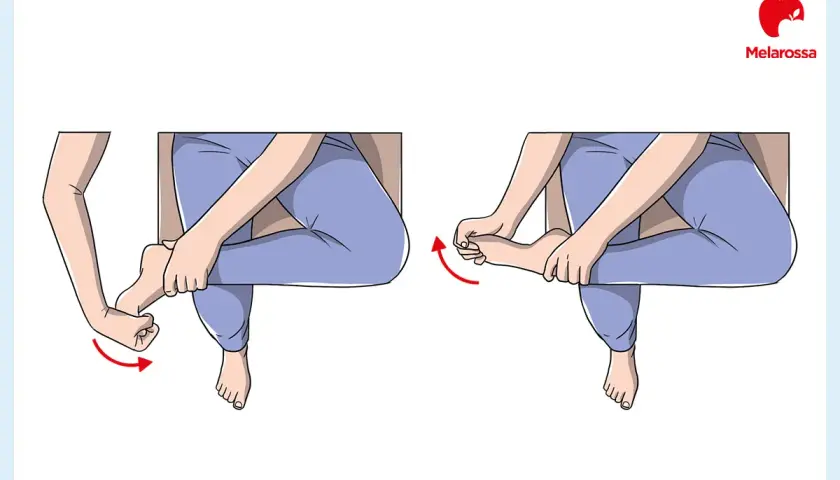 Esercizio per alleviare la fascite plantare: stretching del piede con le mani.