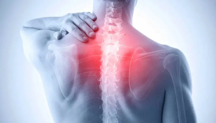 Uomo con mano sulla spalla, evidenziata la colonna vertebrale con un'area rossa che indica un dolore fisso alla schiena.