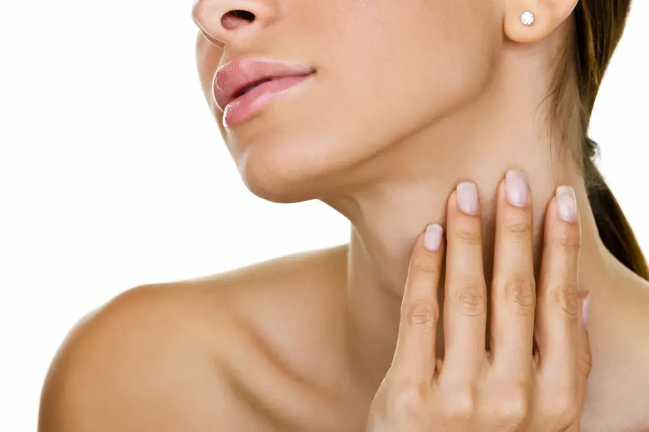 Dita sfiorano il collo, cercando un sollievo per quel fastidioso nervo accavallato, come una piccola pallina che crea disagio.