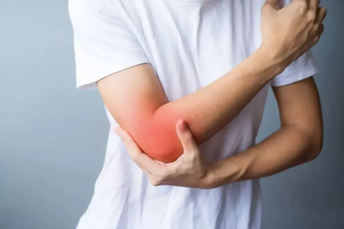 Dolore al gomito con arrossamento, possibile calcificazione.