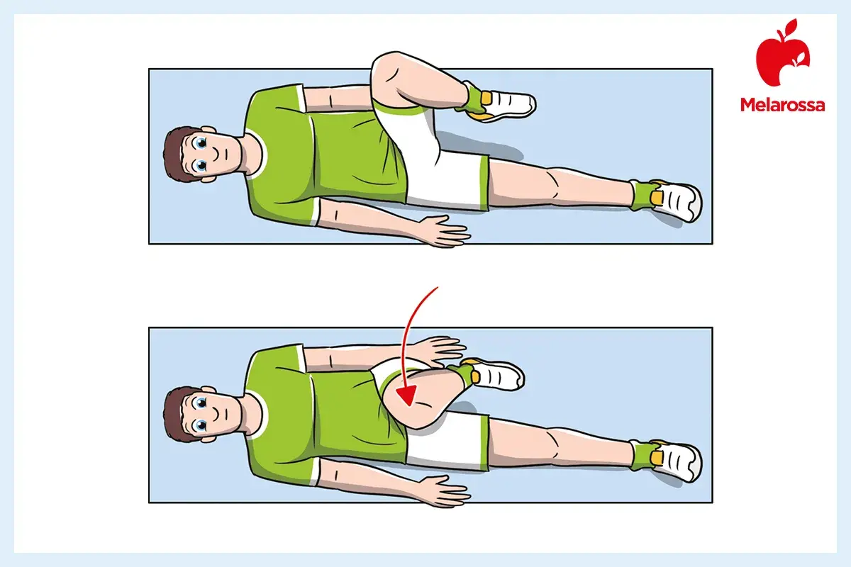 Uomo a terra esegue stretching per alleviare la pubalgia cronica. Gamba piegata porta il ginocchio verso il petto.
