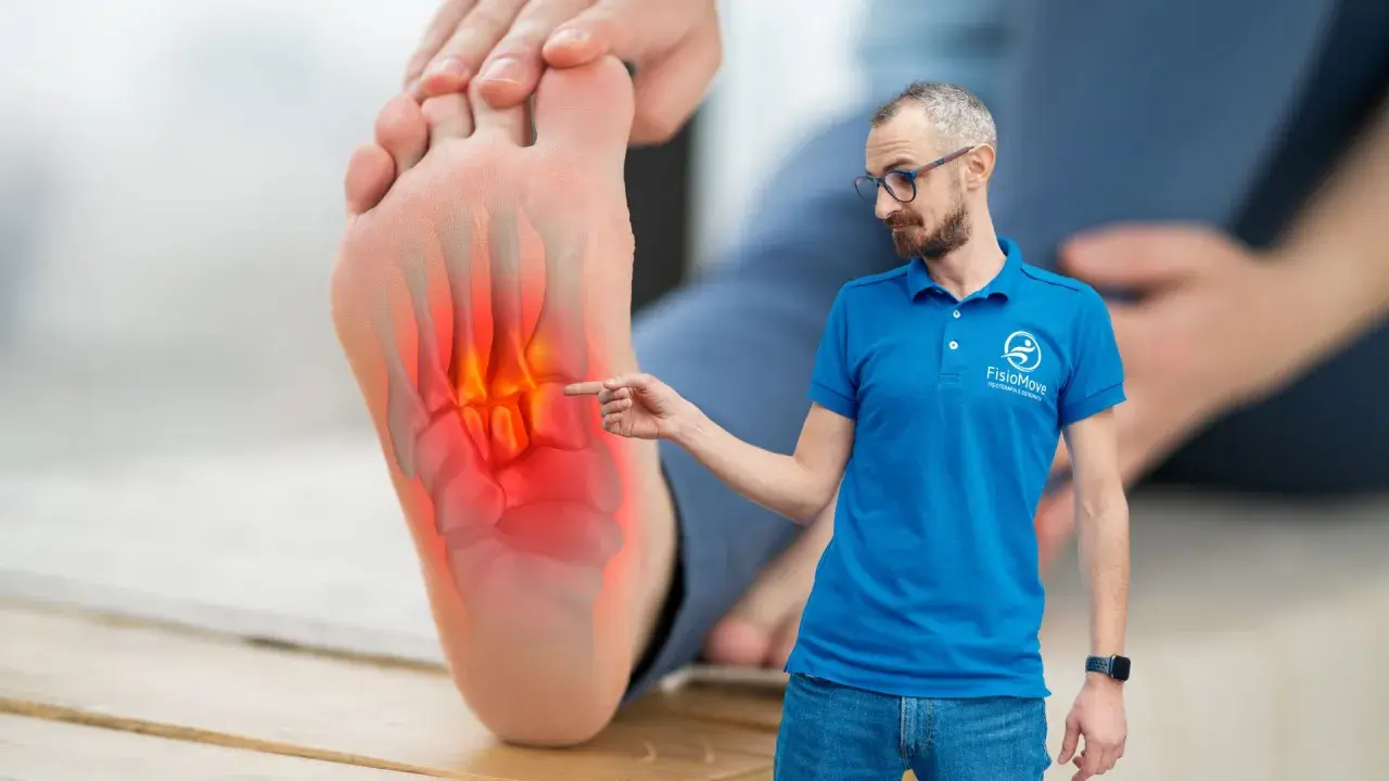 Uomo indica dolore al piede, evidenziato con calore. Terapia con onde d'urto per il piede.