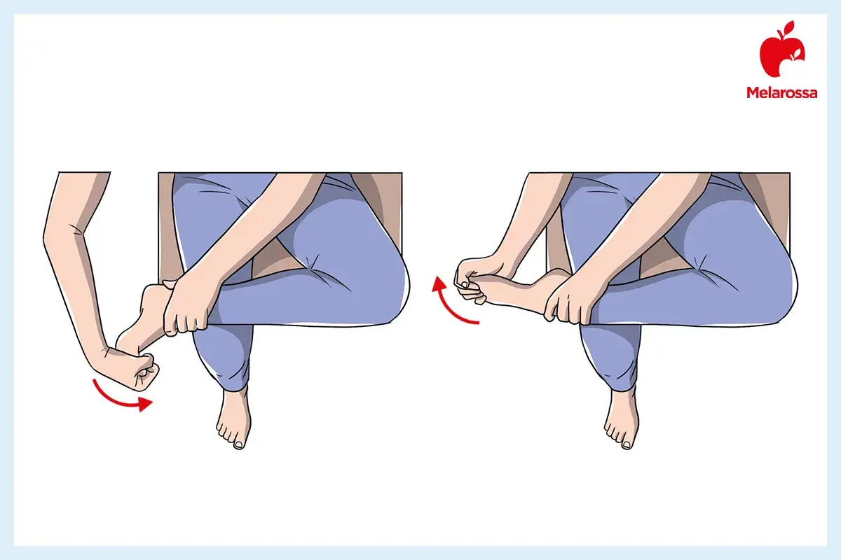 Esercizio per alleviare la fascite plantare: stretching del piede con le mani.