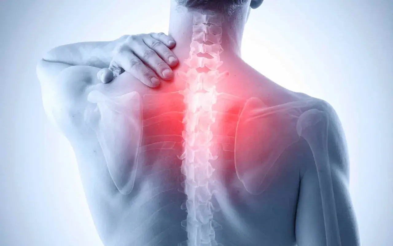 Uomo con mano sulla spalla, evidenziata la colonna vertebrale con un'area rossa che indica un dolore fisso alla schiena.