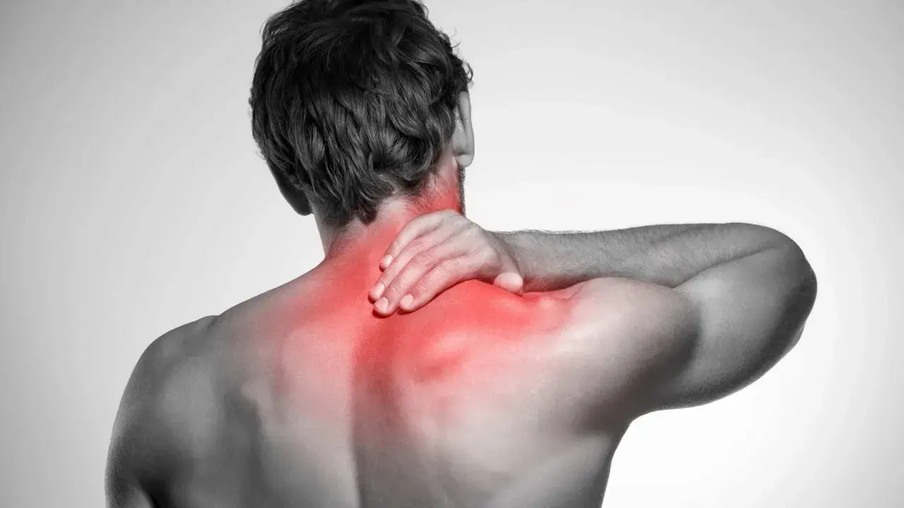 Uomo con mano sul collo, evidenziato in rosso il dolore ai tendini del collo e alle spalle.