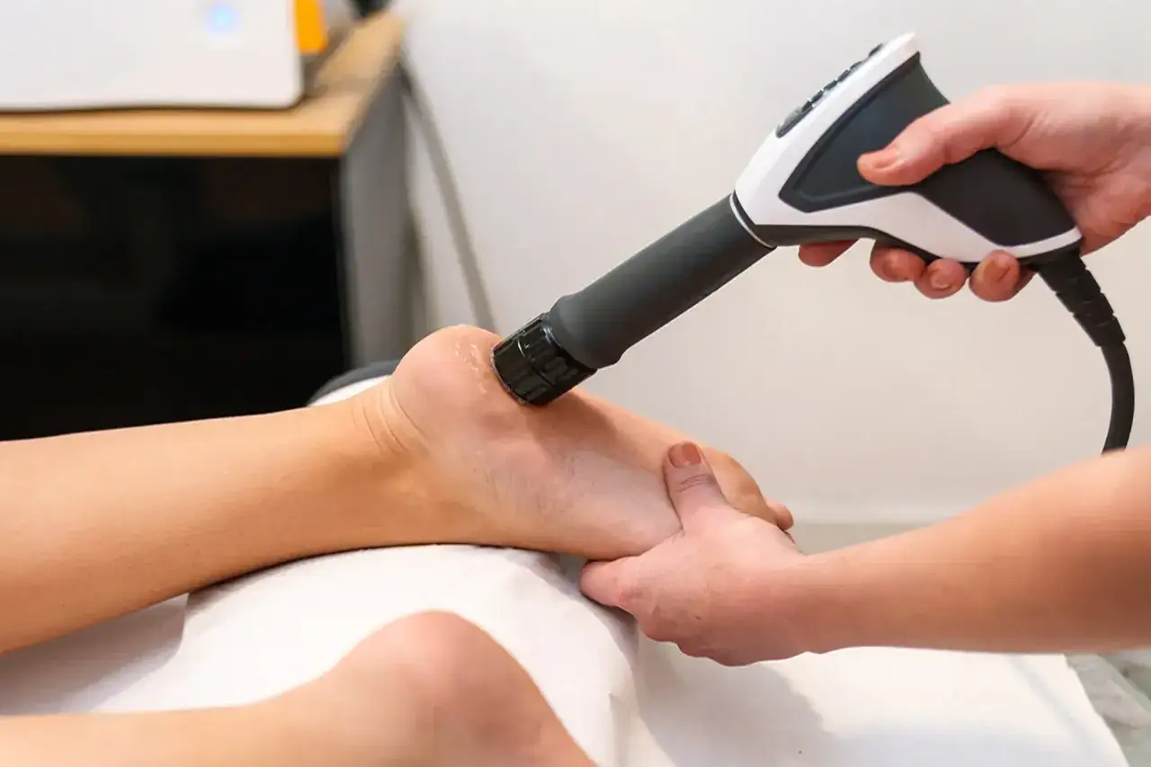 Trattamento con onde d'urto sul tallone per alleviare il dolore al piede.