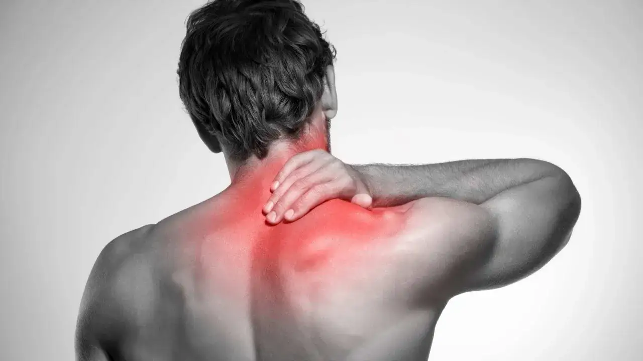 Uomo con mano sul collo che scricchiola, evidenziato in rosso per indicare dolore o infiammazione.