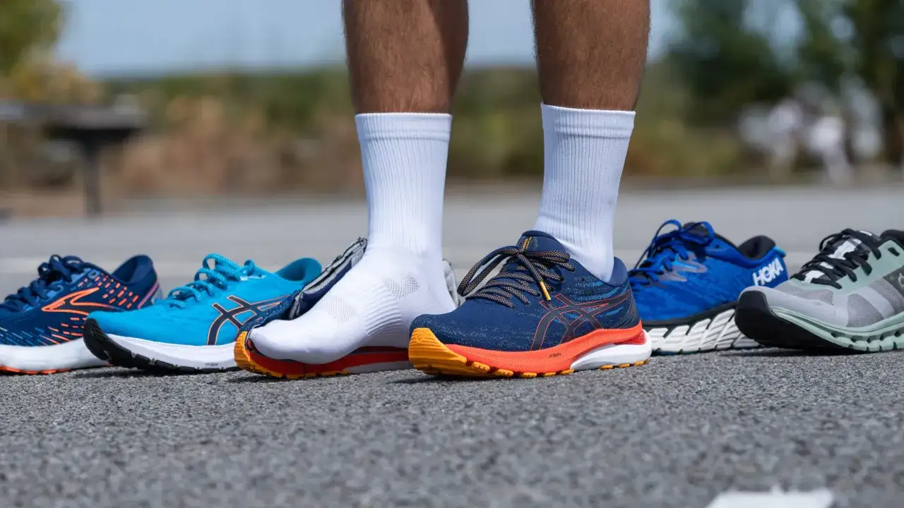 Scarpe da corsa colorate in fila. Anche con artrosi ai piedi, camminare con le giuste scarpe può fare la differenza.
